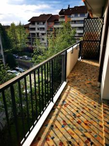 un balcone con una recinzione nera e alcuni edifici di Beau T1 Spacieux, Proche Centre et lac ad Annecy