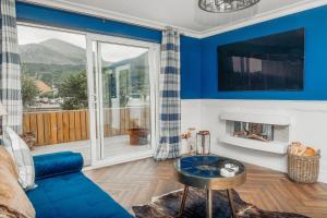 un soggiorno con pareti blu e un divano blu di The Hikers House a Newcastle