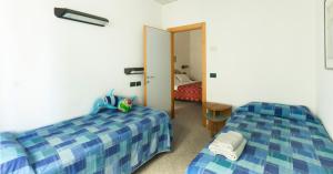 una camera da letto con due letti e uno specchio di Hotel Stockholm a Rimini Altre 26 foto