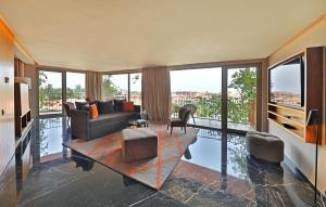 un soggiorno con divano, sedie e finestre di Hotel Jadali & Spa a Marrakech