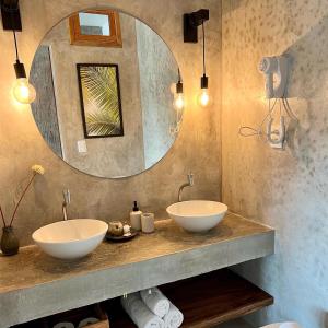 uma casa de banho com 2 lavatórios e um espelho grande em Casa Valentini Pousada em Jericoacoara