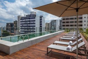 A piscina localizada em Noon Vila Madalena ou nos arredores