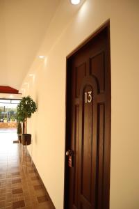 une porte avec son numéro dans un couloir dans l'établissement Departamentos Bonsai, à Torreón