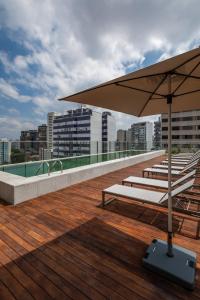 A piscina localizada em Noon Vila Madalena ou nos arredores