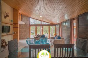 La CiudadCabaña La Mazatleca en Mexiquillo的带木质天花板和桌子的客厅 更多11张照片