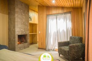 La CiudadCabaña La Mazatleca en Mexiquillo的客厅配有椅子和壁炉