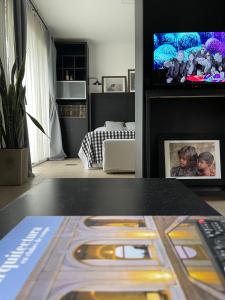 sala de estar con TV y mesa en Estudio en Belén de Escobar