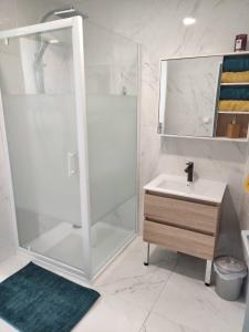 Un baño blanco con ducha y lavabo. en L'annexe de l'usine Logement Moderne de campagne, en Saint-Quentin-Lamotte-Croix-au-Bailly 25 fotos más