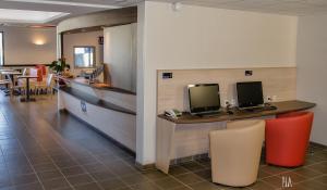 TV a/nebo společenská místnost v ubytování Ace Hotel Annecy