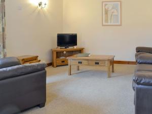 a living room with a couch and a coffee table at Dairy Cottage - Ukc3735 in Bawdeswell