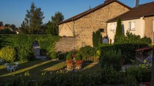 a garden in front of a house with ivy at CHEZ PIERRE in Remoncourt