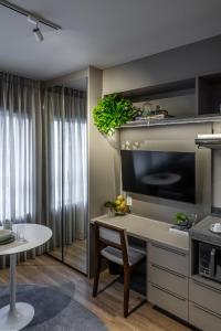 Uma TV ou centro de entretenimento em Noon Vila Madalena