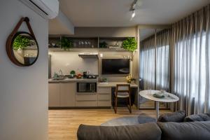 Uma TV ou centro de entretenimento em Noon Vila Madalena