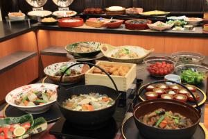 un buffet lleno de diferentes tipos de comida en Hotel Hokke Club Kagoshima, en Kagoshima