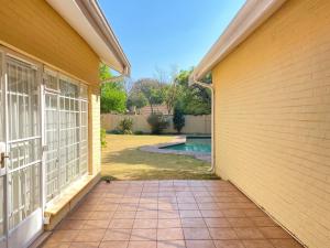 Бассейн в DMpire Suite или поблизости