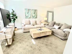 sala de estar con sofá y mesa de centro en LuxKing2bd2cargarageInstntHotwaterDesignerCarpet, en San Pedro