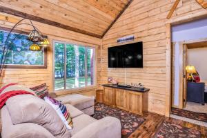 ein Wohnzimmer mit einem Sofa und einem Flachbild-TV in der Unterkunft The Nut House in Eagle River
