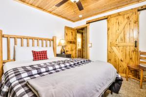 um quarto com uma cama e um tecto de madeira em The Nut House em Eagle River