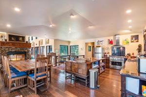 una grande cucina con pavimenti in legno e camino di Selby Knoll Main House a Harrison