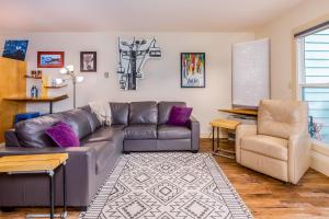 哥德伍德Mountainside Condo #307的带沙发和椅子的客厅