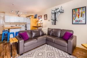 ein Wohnzimmer mit einem Sofa und einer Küche in der Unterkunft Mountainside Condo #307 in Girdwood