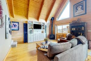 Televiisor ja/või meelelahutuskeskus majutusasutuses Coyote Chill