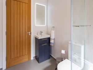 ein Badezimmer mit einem Waschbecken, einem WC und einem Spiegel in der Unterkunft The Spencer Suite - Uk40476 in Willerby