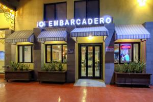 una tienda frente a un notebaradero en La Pinta Hotel en Ensenada