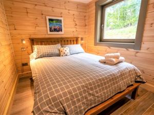 una camera con un letto in una cabina di legno di Alban a Linlithgow