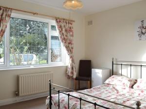 um quarto com uma cama e uma janela em Roseberry View em Easingwold