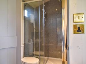 łazienka z prysznicem i toaletą w obiekcie Gorse - Ukc5327 w mieście Halvergate