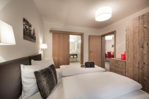 Łóżko lub łóżka w pokoju w obiekcie AlpenParks Hotel & Apartment Central Zell am See