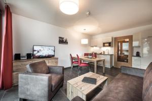 Telewizja i/lub zestaw kina domowego w obiekcie AlpenParks Hotel & Apartment Central Zell am See