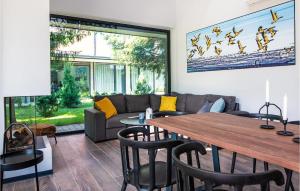 uma sala de estar com uma mesa e um sofá em Gorgeous Apartment In Nidzica With Sauna em Nidzica