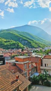 vista su una città con una montagna sullo sfondo di Central Private Apartment with Views a Pejë