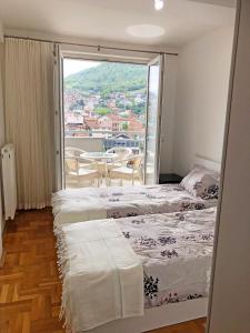 Camera con 2 letti e balcone con vista. di Central Private Apartment with Views a Pejë
