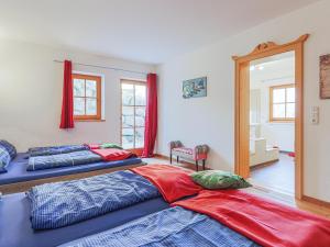 1 Schlafzimmer mit 2 Betten und einem Spiegel in der Unterkunft Salvenblick in Hopfgarten im Brixental