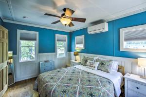 1 dormitorio azul con 1 cama y ventilador de techo en Charming Cottage on Crystal Lake Fire Pit, Kayaks, en Plymouth