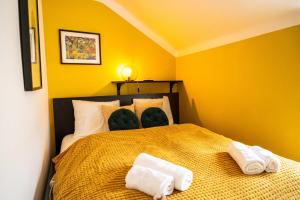 A bed or beds in a room at Dob Duplex Apartment