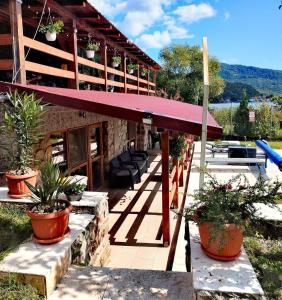 un bâtiment avec des plantes en pot devant lui dans l'établissement Casa David, à Sviniţa