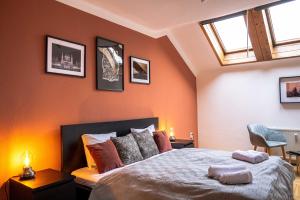 A bed or beds in a room at Dob Duplex Apartment