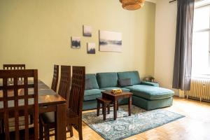 A seating area at Dob Duplex Apartment