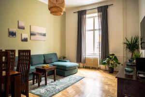 A seating area at Dob Duplex Apartment