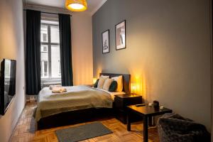 A bed or beds in a room at Dob Duplex Apartment
