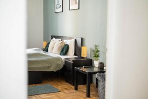 A bed or beds in a room at Dob Duplex Apartment