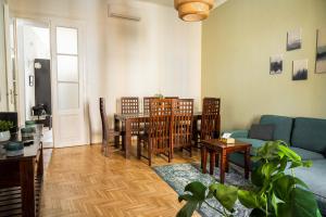 A seating area at Dob Duplex Apartment