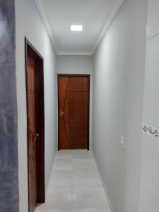 un couloir vide avec une porte et un corridorngthngthngthngthngth dans l'établissement Casa Vitória, à Camocim
