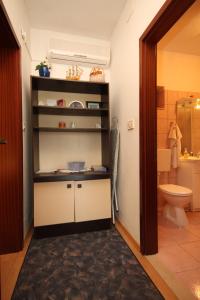W pokoju znajduje się łazienka z umywalką i toaletą. w obiekcie Apartments by the sea Zaklopatica, Lastovo - 8347 w mieście Lastovo