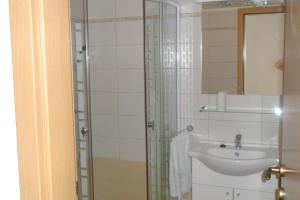 Bilik mandi di Apartments with parking space Trget, Rasa - 7687 +17 gambar