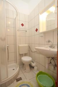 un baño con inodoro y lavabo en Apartments by the sea Pasadur, Lastovo - 8386, en Lastovo 28 fotos más